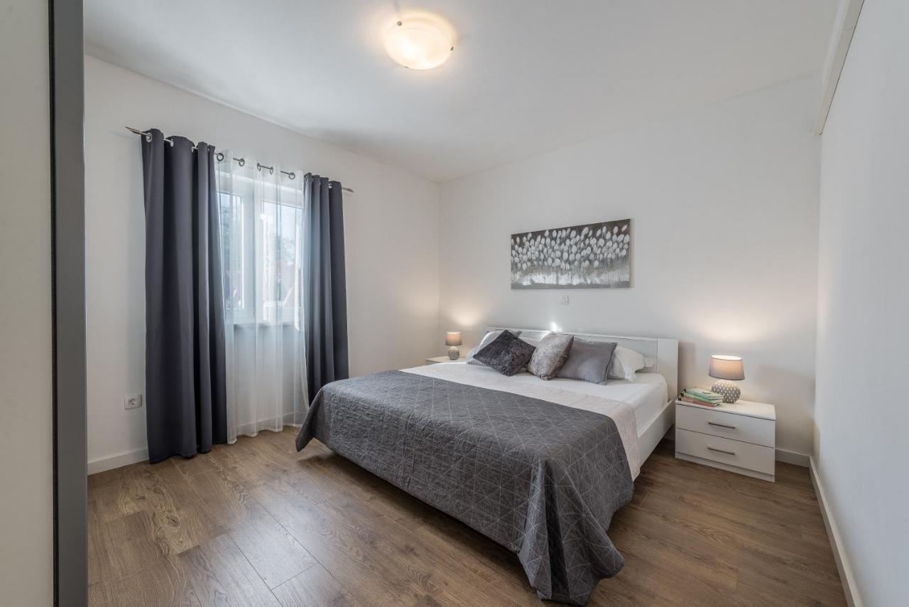 Holiday Home Bajlo Apartment With Three Bedrooms Zadar Bagian luar foto