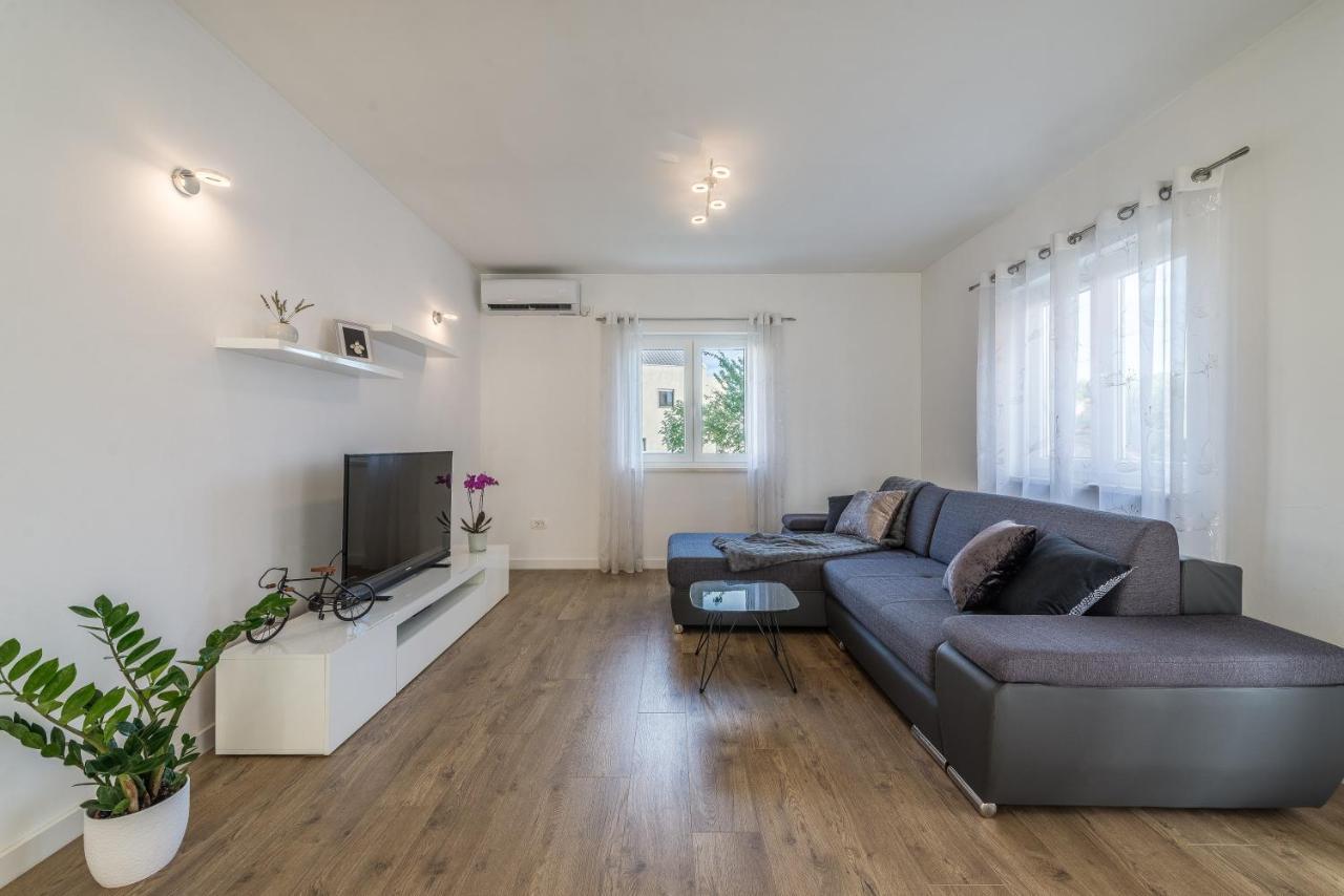 Holiday Home Bajlo Apartment With Three Bedrooms Zadar Bagian luar foto