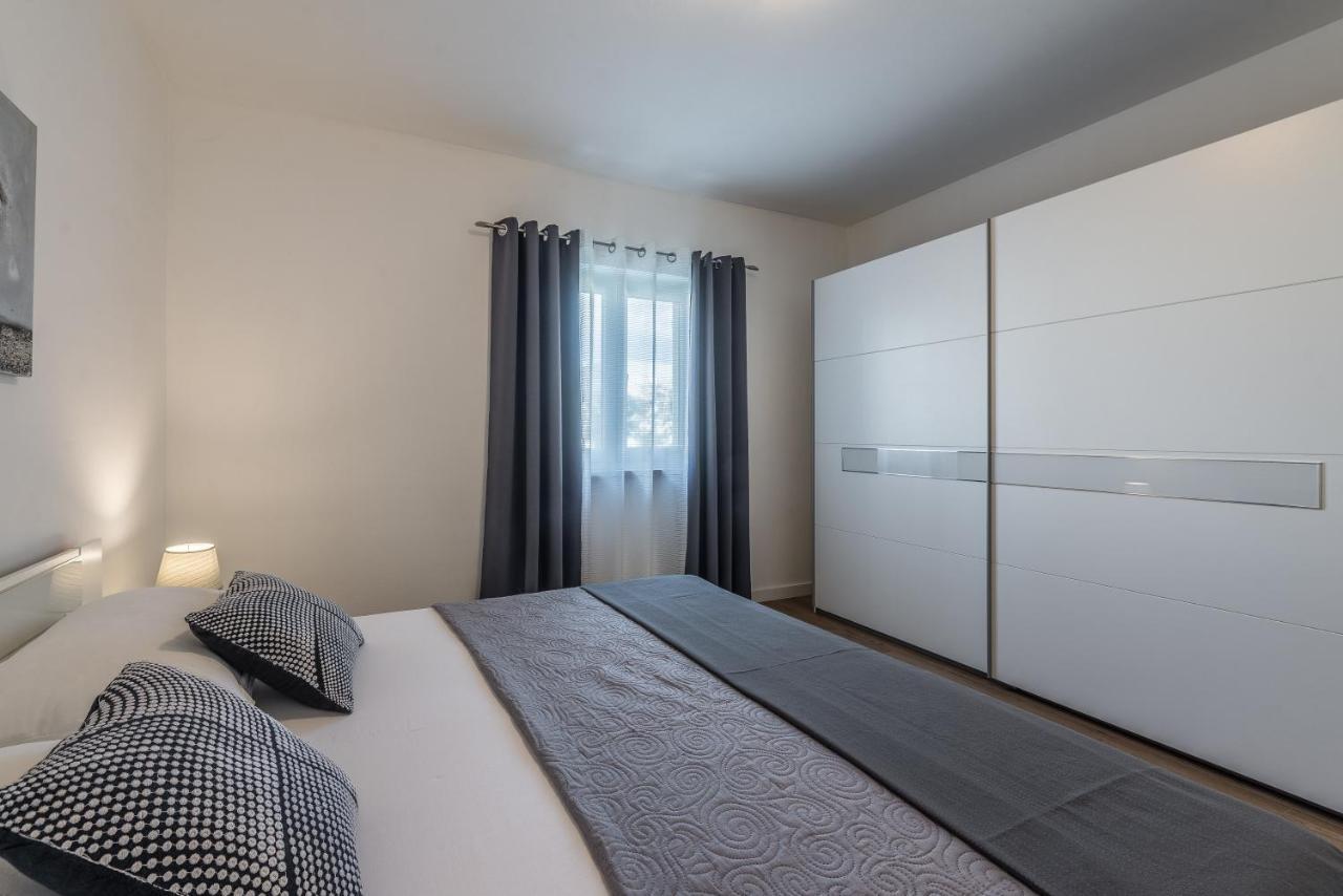 Holiday Home Bajlo Apartment With Three Bedrooms Zadar Bagian luar foto