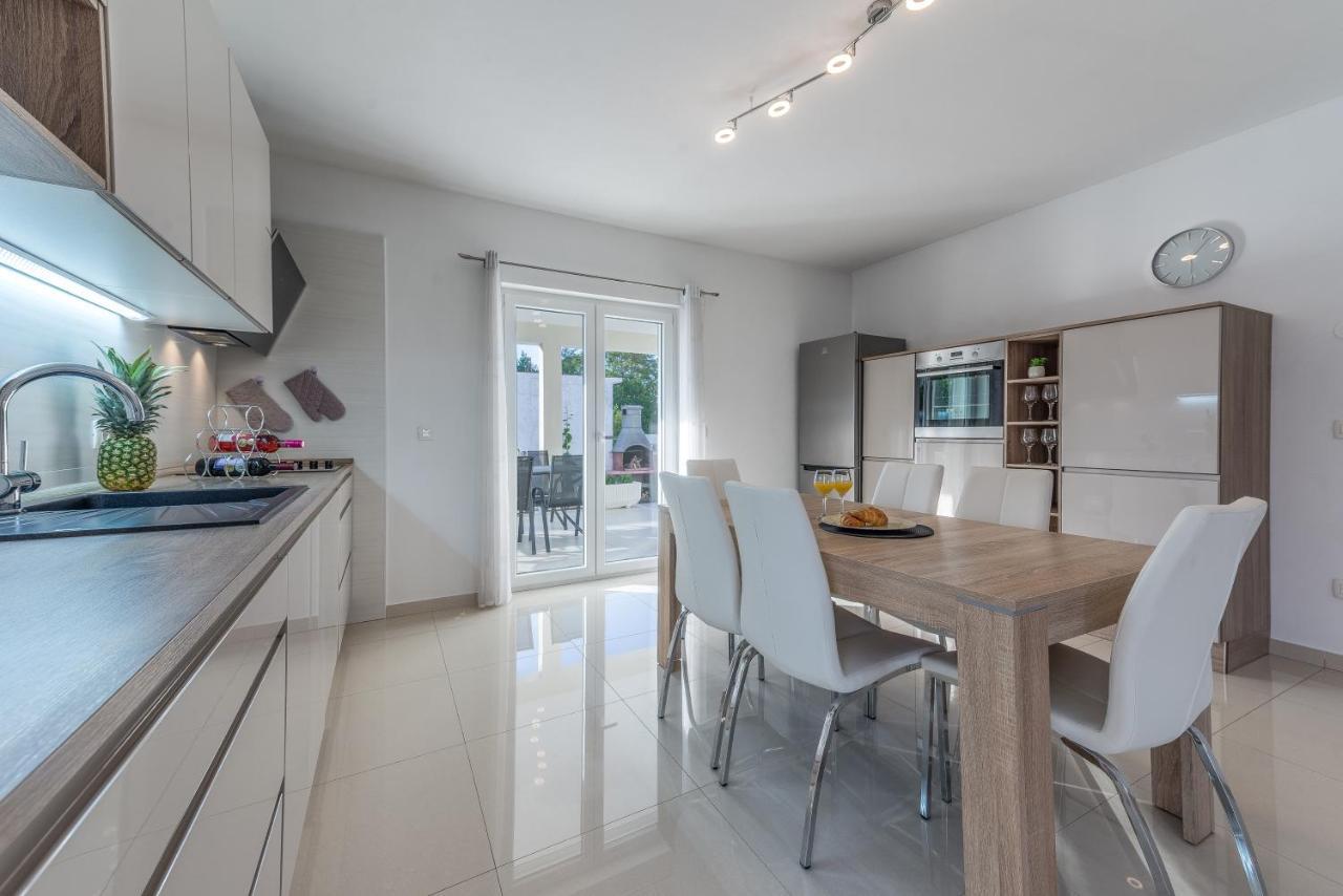 Holiday Home Bajlo Apartment With Three Bedrooms Zadar Bagian luar foto