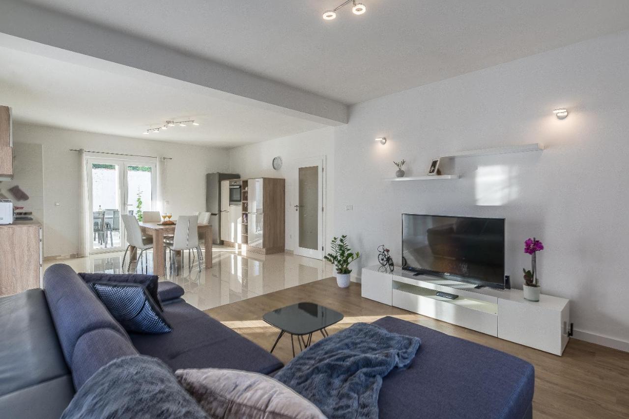 Holiday Home Bajlo Apartment With Three Bedrooms Zadar Bagian luar foto