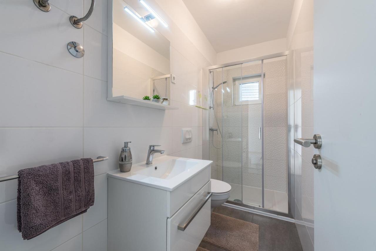Holiday Home Bajlo Apartment With Three Bedrooms Zadar Bagian luar foto
