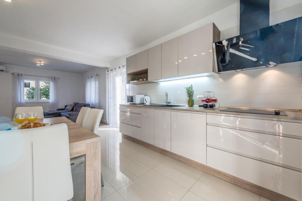 Holiday Home Bajlo Apartment With Three Bedrooms Zadar Bagian luar foto