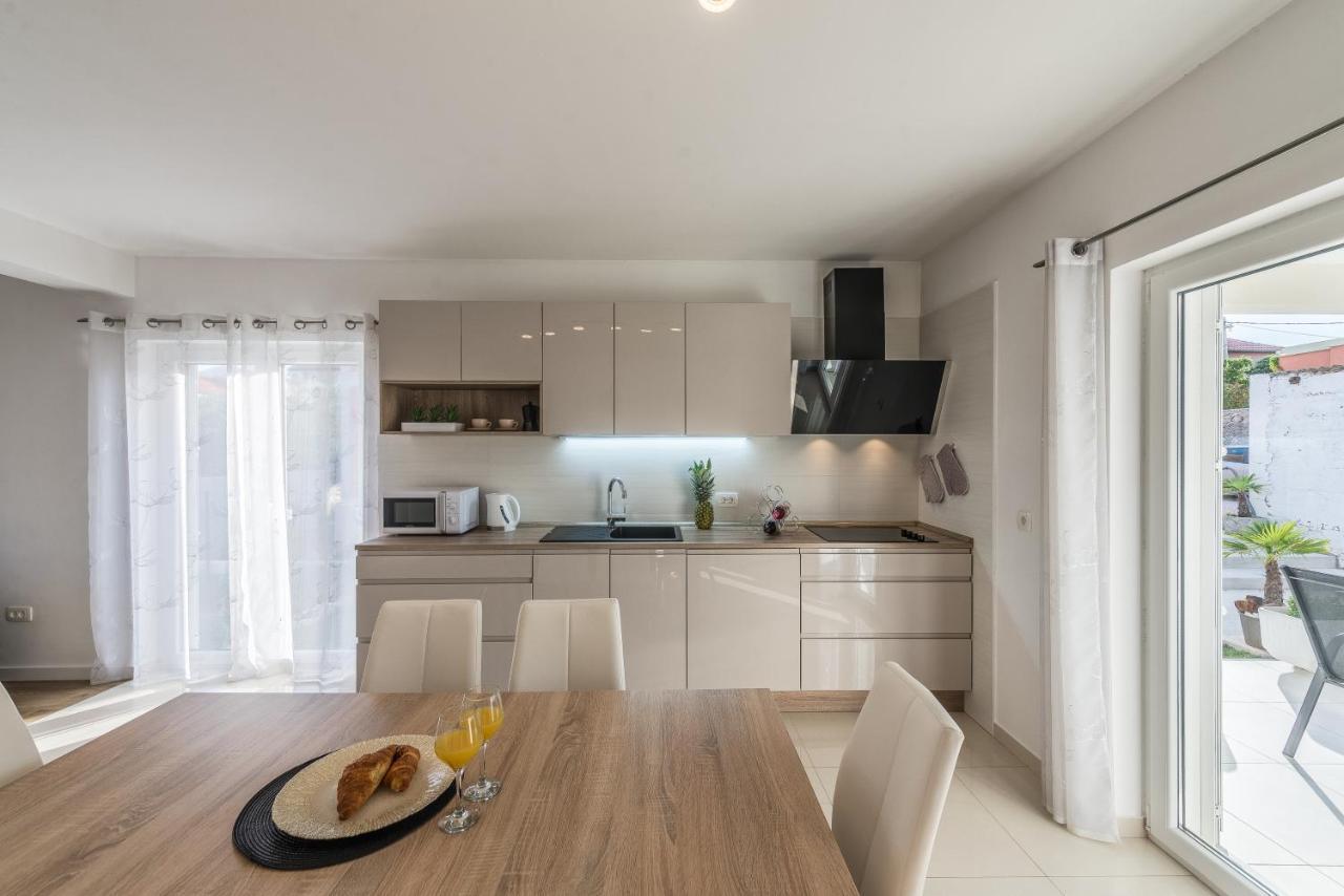 Holiday Home Bajlo Apartment With Three Bedrooms Zadar Bagian luar foto