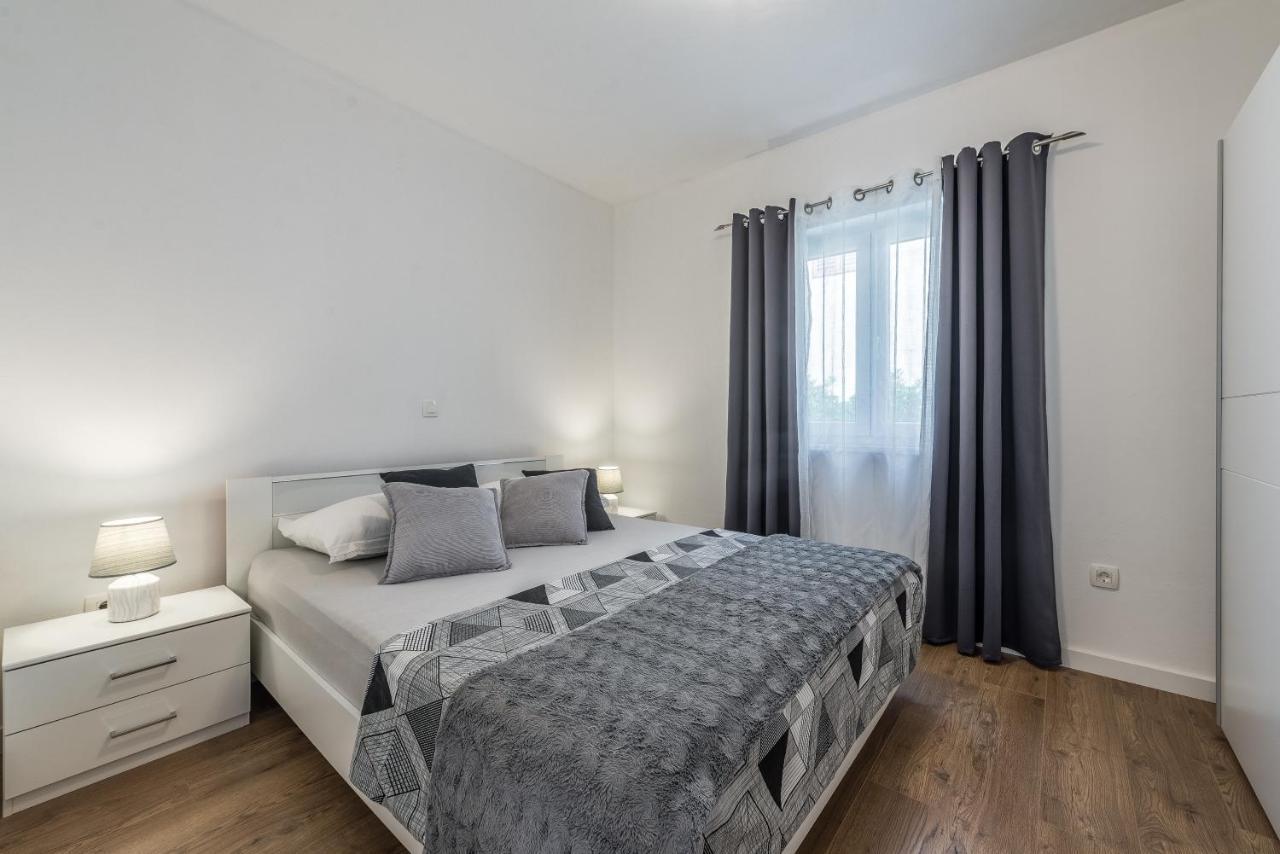 Holiday Home Bajlo Apartment With Three Bedrooms Zadar Bagian luar foto