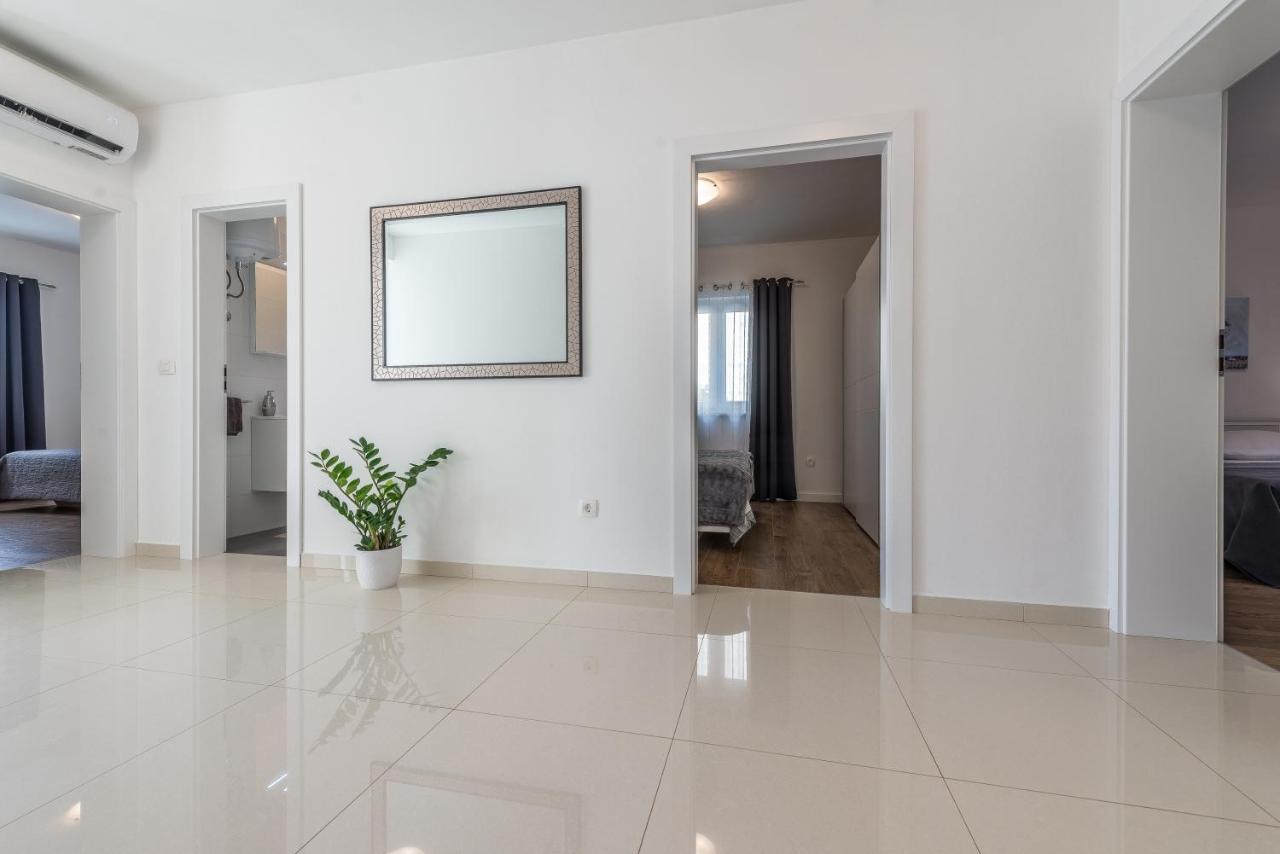 Holiday Home Bajlo Apartment With Three Bedrooms Zadar Bagian luar foto
