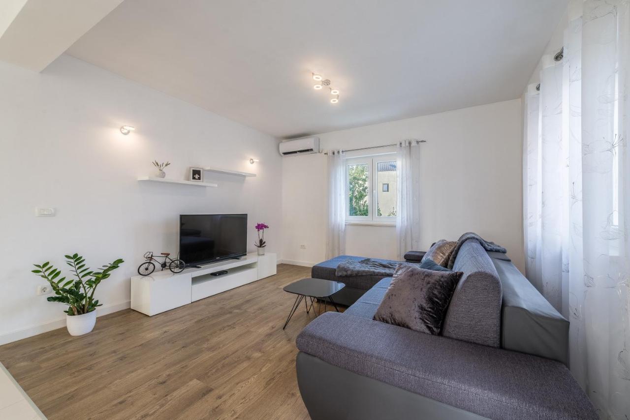 Holiday Home Bajlo Apartment With Three Bedrooms Zadar Bagian luar foto