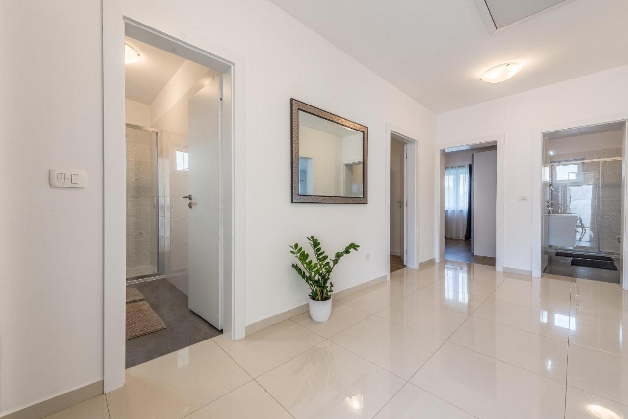 Holiday Home Bajlo Apartment With Three Bedrooms Zadar Bagian luar foto