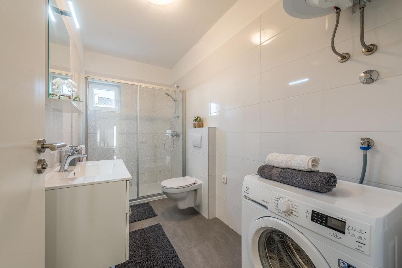 Holiday Home Bajlo Apartment With Three Bedrooms Zadar Bagian luar foto