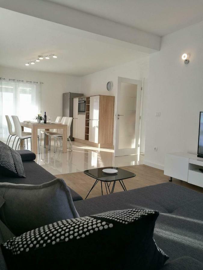 Holiday Home Bajlo Apartment With Three Bedrooms Zadar Bagian luar foto